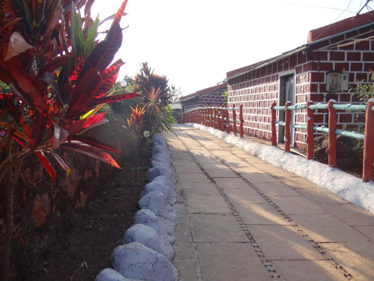 Hôtel Exotic Valley à Mahābaleshwar Extérieur photo